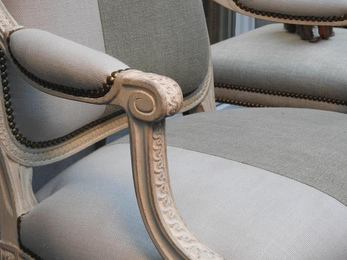 Fauteuil à détails sculptés